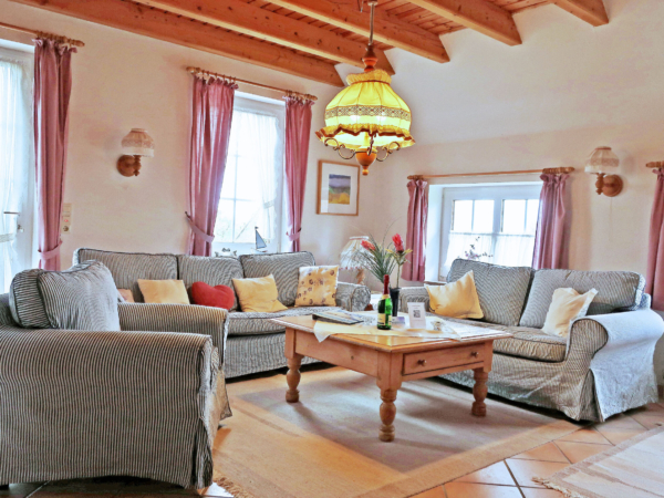 Gemütlich sitzen im kuscheligen Wohnraum Deichkönig Nessmersiel