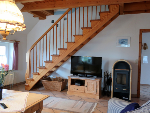 Fernseher und Kaminofen im Ferienhaus Deichkoenig
