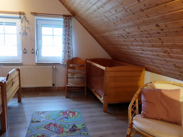 Kinderschlafzimmer mit Kindergitterbett