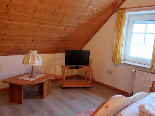 Schlafzimmer 2 oben mit Fernseher