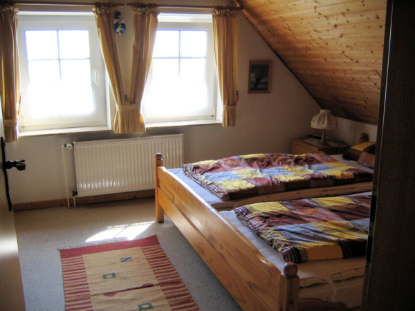 Schlafzimmer 2 mit Doppelbett oben
