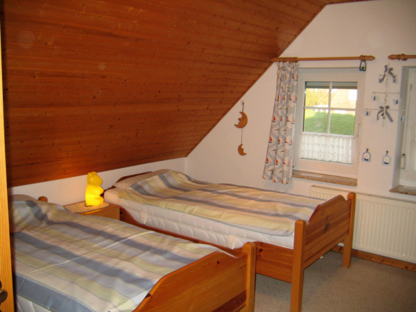 Kinderschlafzimmer oben mit 2 Einzelbetten